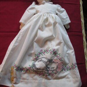 AMISH STYLE HANDCRAFTED FACELESS EMBROIDERED WHITE PILLOWCASE DOLL/NEW